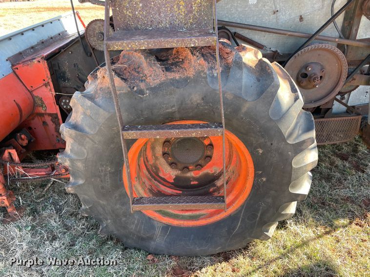 image for item MI9552 1965 Gleaner C  combine