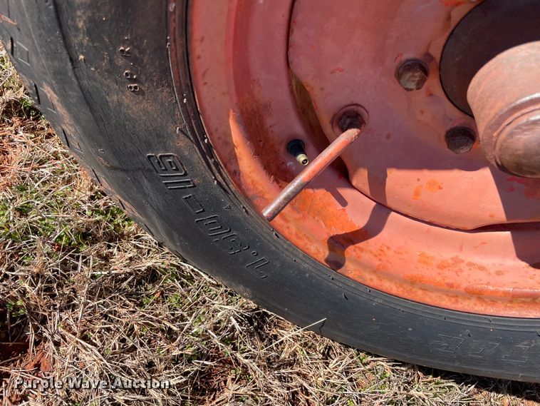 image for item MI9552 1965 Gleaner C  combine
