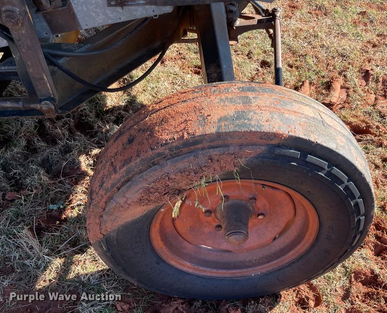 image for item MI9552 1965 Gleaner C  combine