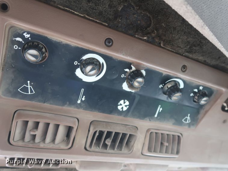 image for item MJ9242 1988 John Deere 4850  MFWD tractor