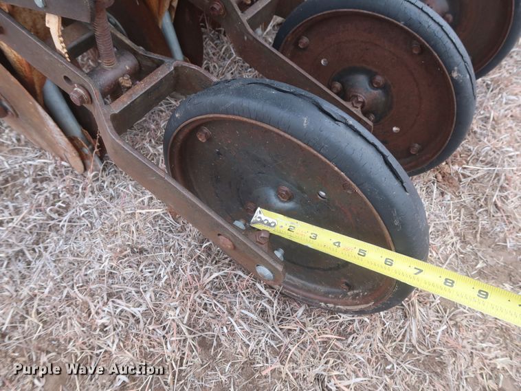 image for item MJ9248 John Deere 520  grain drill