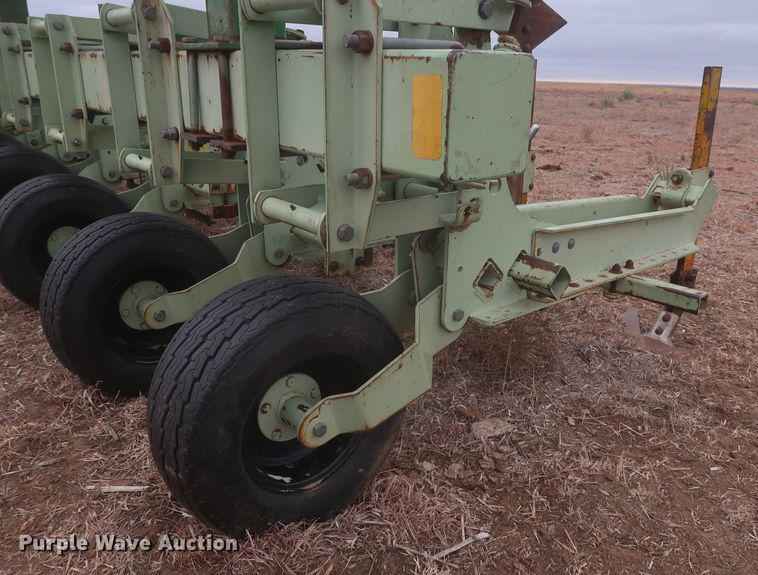 image for item MJ9249 Orthman 625-398  row crop cultivator