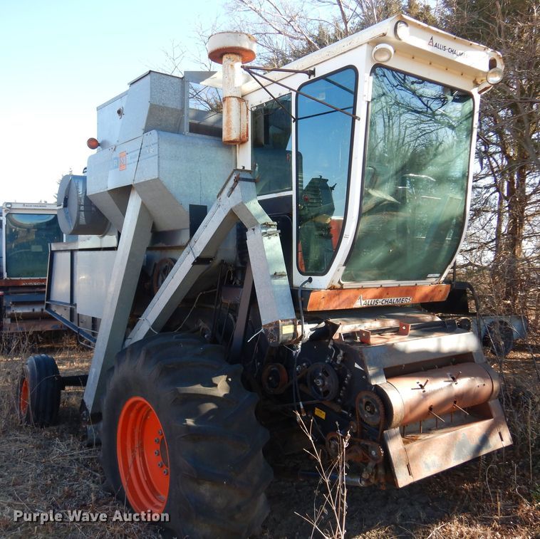 image for item MM9813 1973 Gleaner M  combine