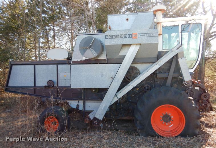 image for item MM9813 1973 Gleaner M  combine