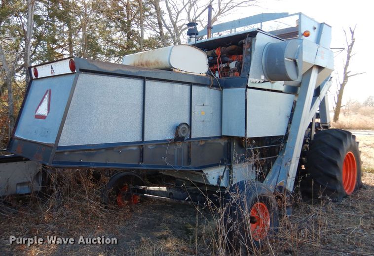 image for item MM9813 1973 Gleaner M  combine