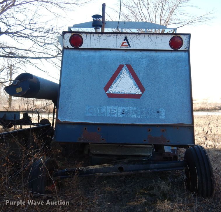 image for item MM9813 1973 Gleaner M  combine