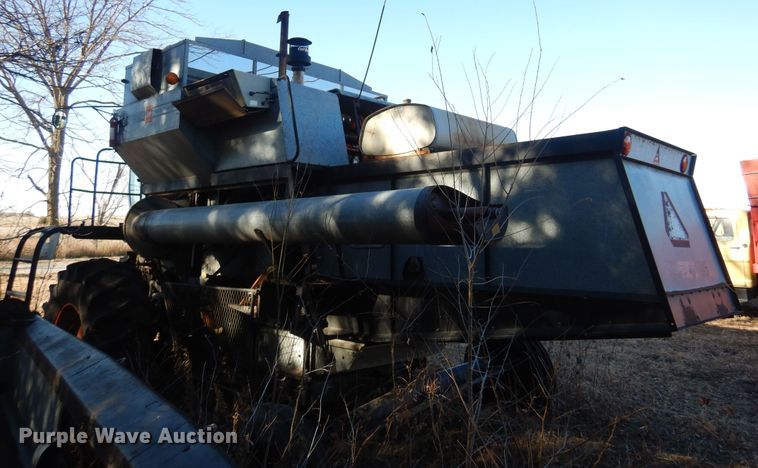 image for item MM9813 1973 Gleaner M  combine