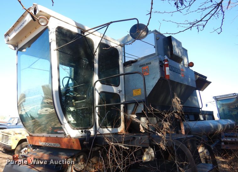 image for item MM9813 1973 Gleaner M  combine