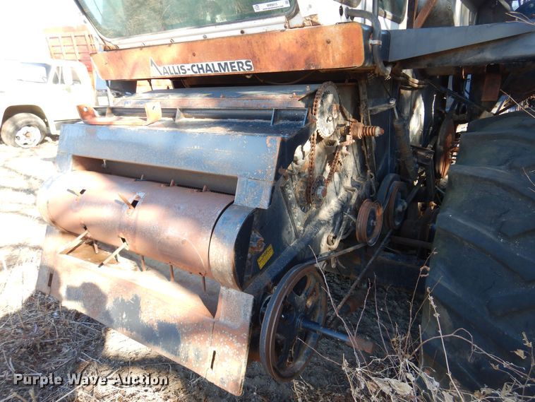 image for item MM9813 1973 Gleaner M  combine