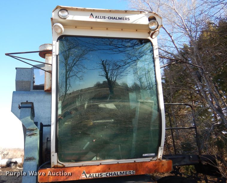 image for item MM9813 1973 Gleaner M  combine