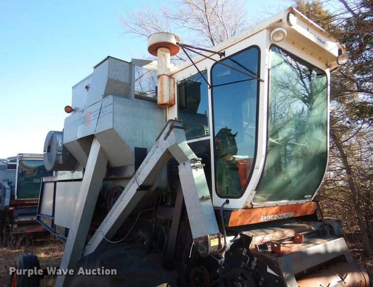 image for item MM9813 1973 Gleaner M  combine