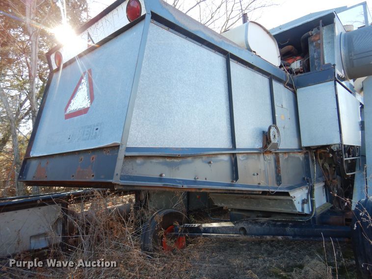 image for item MM9813 1973 Gleaner M  combine