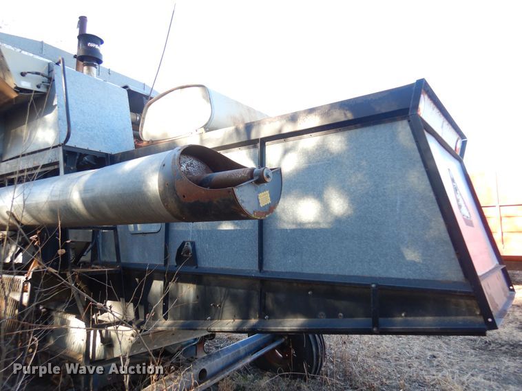 image for item MM9813 1973 Gleaner M  combine