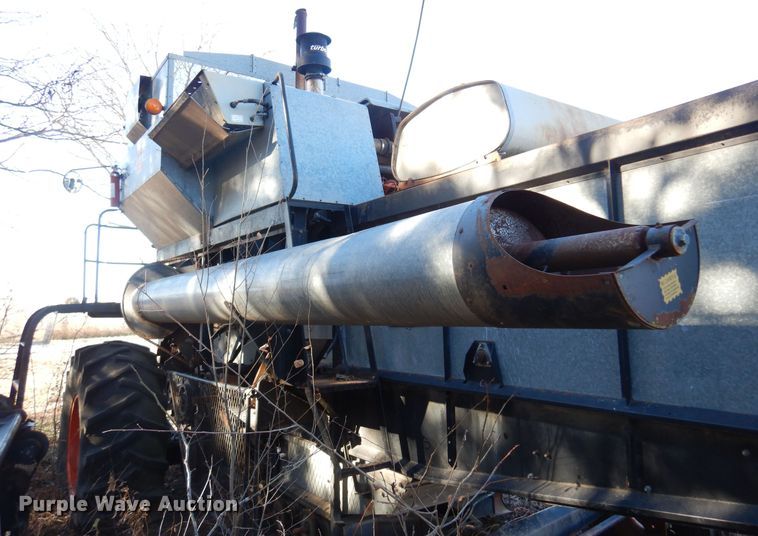 image for item MM9813 1973 Gleaner M  combine