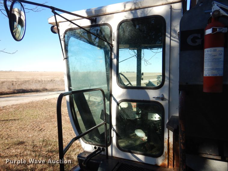 image for item MM9813 1973 Gleaner M  combine