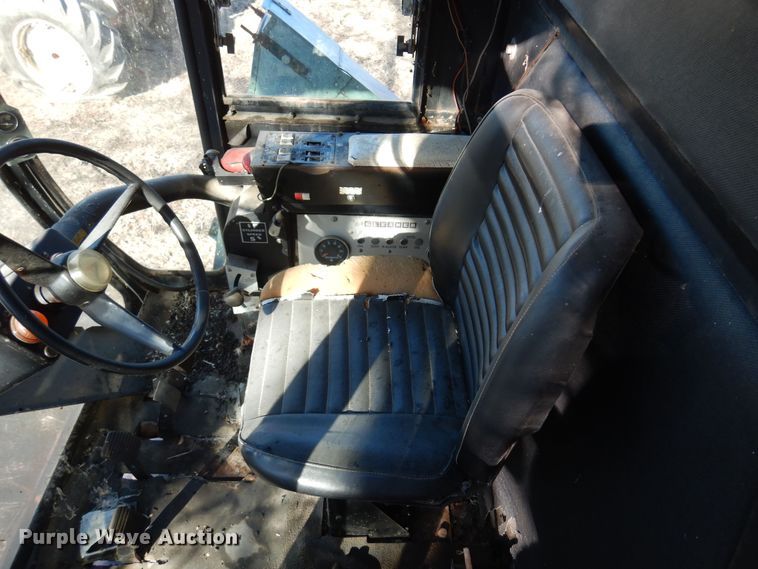 image for item MM9813 1973 Gleaner M  combine