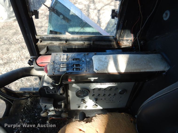 image for item MM9813 1973 Gleaner M  combine