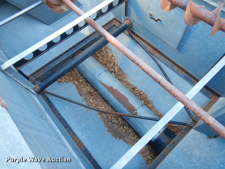 image for item MM9813 1973 Gleaner M  combine