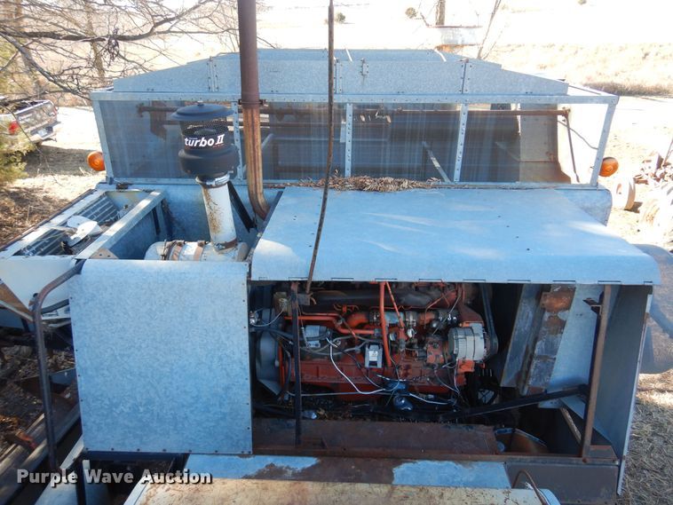 image for item MM9813 1973 Gleaner M  combine