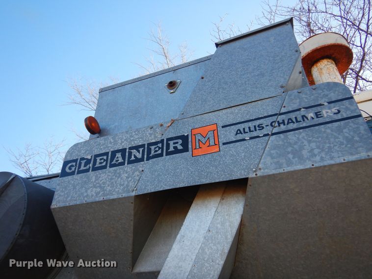 image for item MM9813 1973 Gleaner M  combine