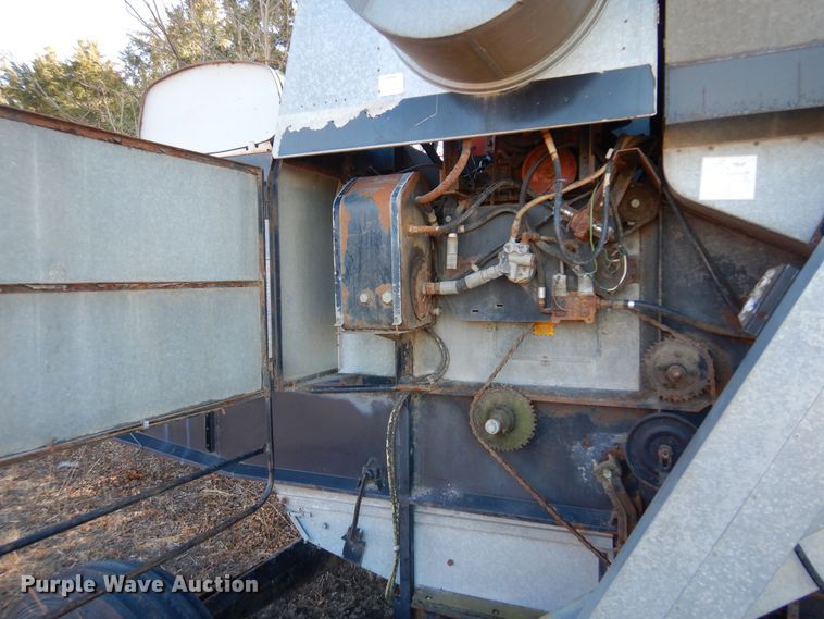 image for item MM9813 1973 Gleaner M  combine