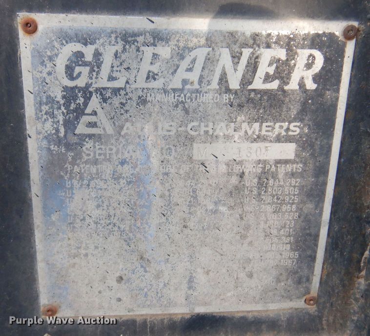 image for item MM9813 1973 Gleaner M  combine