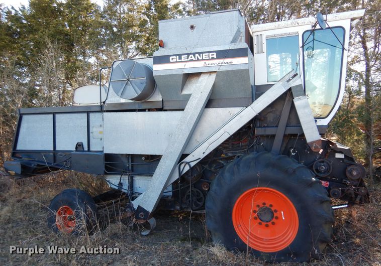 image for item MM9814 Gleaner M  combine
