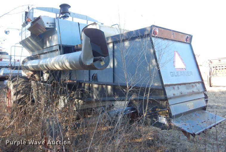 image for item MM9814 Gleaner M  combine
