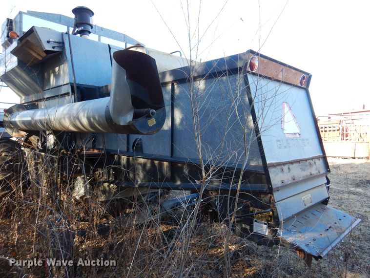 image for item MM9814 Gleaner M  combine