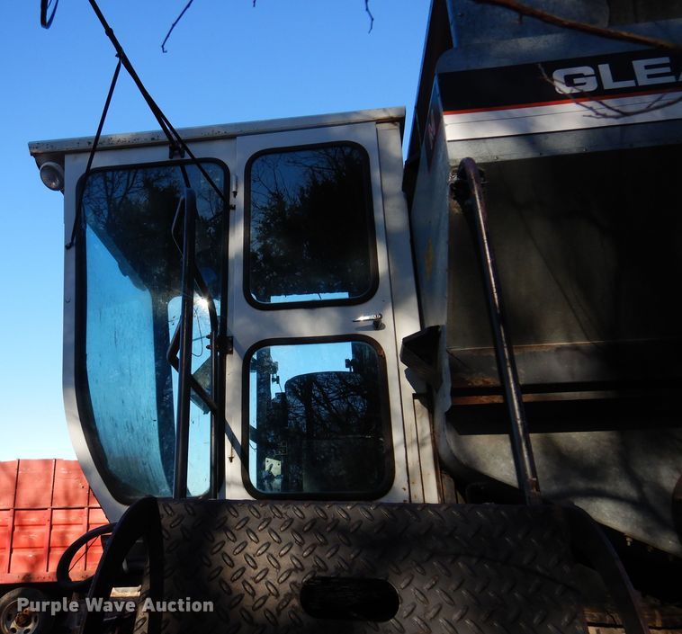 image for item MM9814 Gleaner M  combine