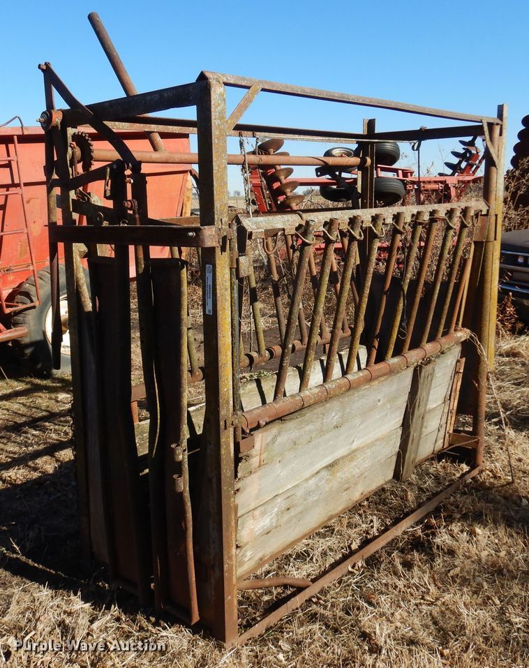 image for item MM9816 Livestock squeeze chute