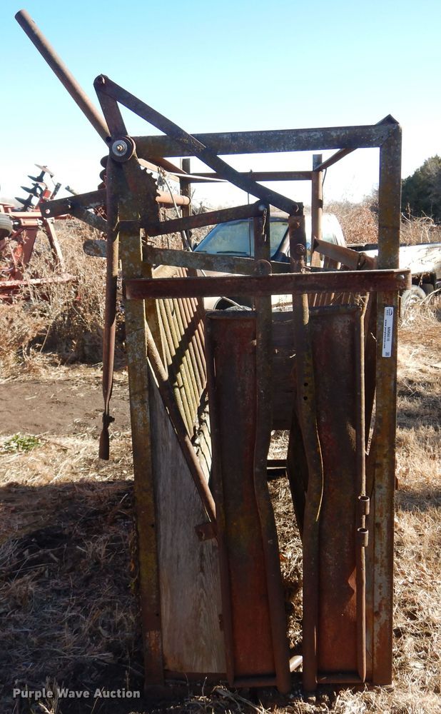 image for item MM9816 Livestock squeeze chute