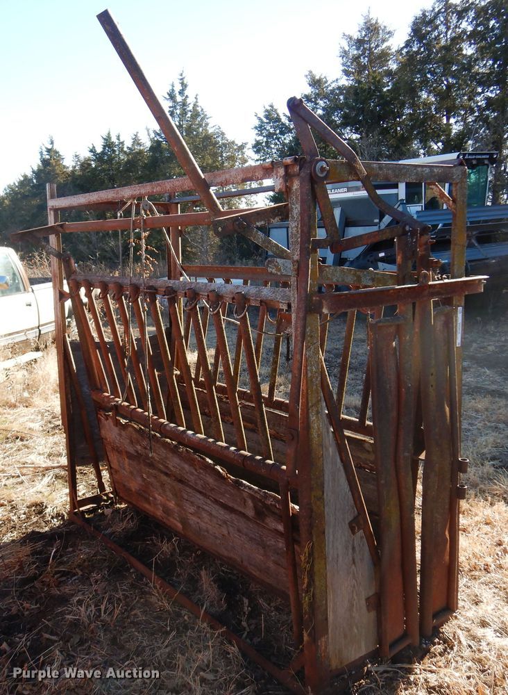 image for item MM9816 Livestock squeeze chute
