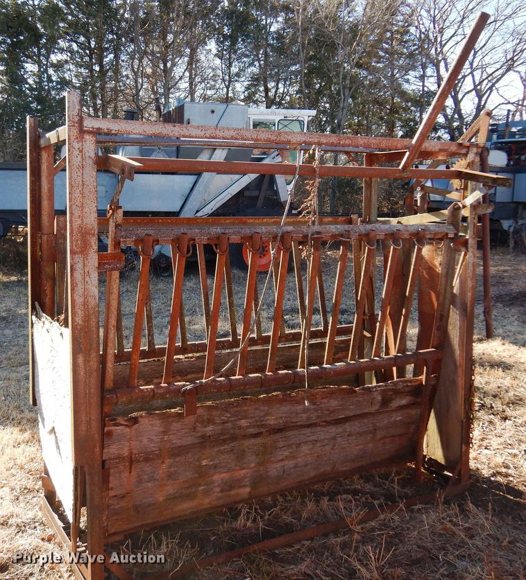 image for item MM9816 Livestock squeeze chute