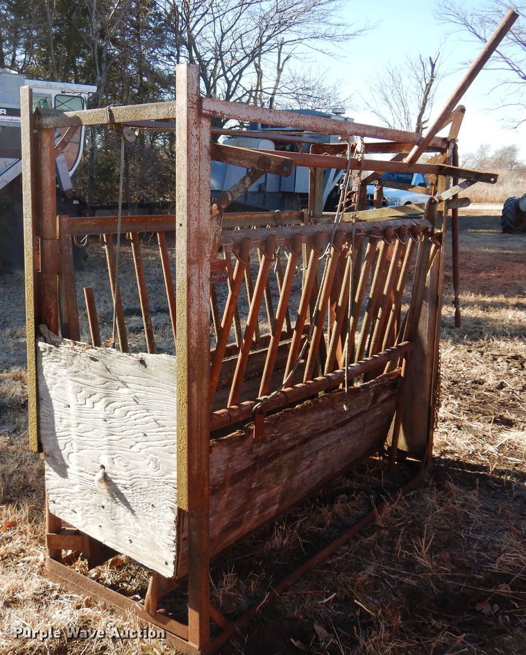 image for item MM9816 Livestock squeeze chute