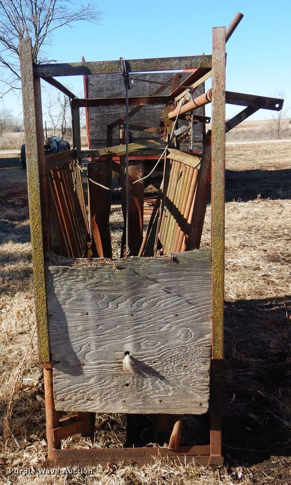 image for item MM9816 Livestock squeeze chute
