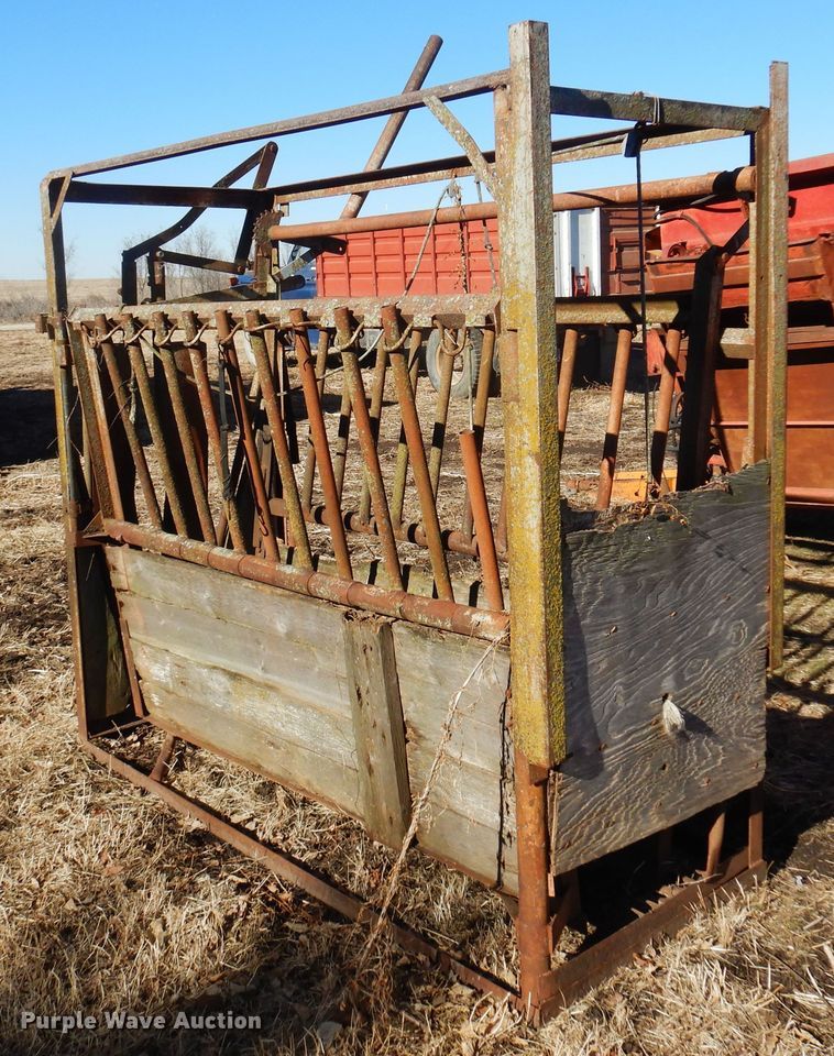 image for item MM9816 Livestock squeeze chute