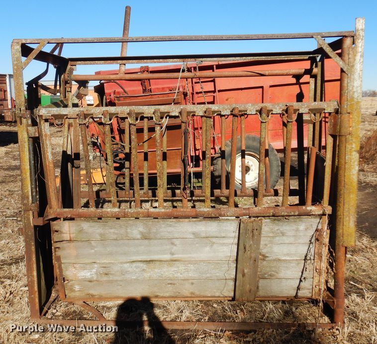 image for item MM9816 Livestock squeeze chute
