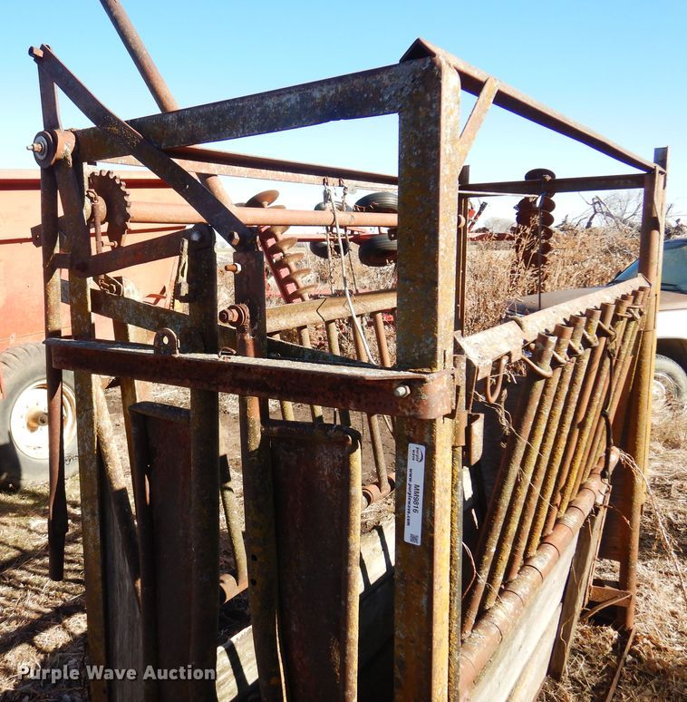 image for item MM9816 Livestock squeeze chute