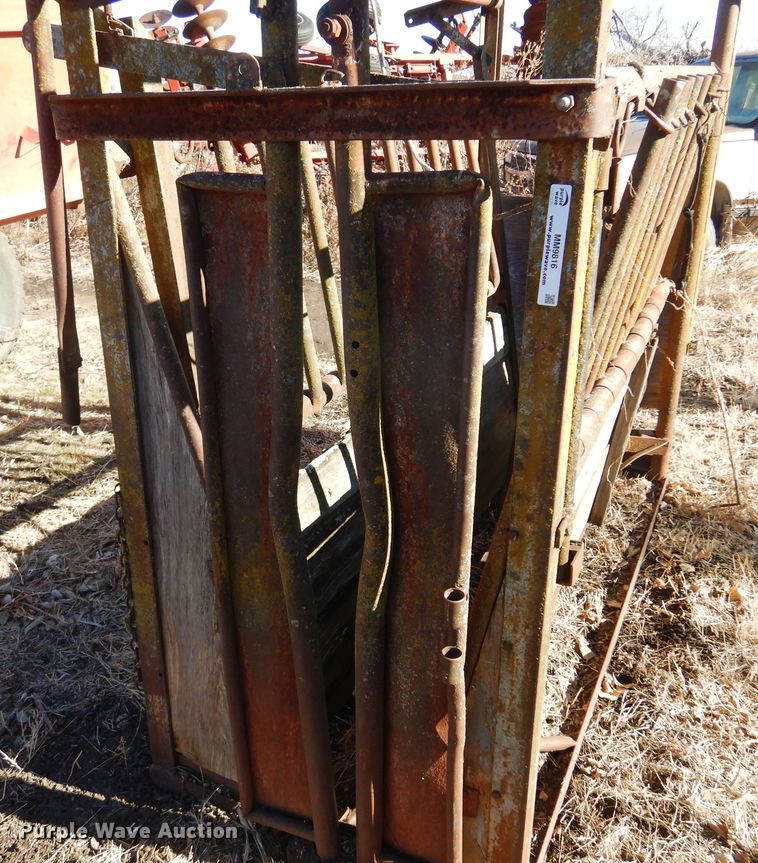 image for item MM9816 Livestock squeeze chute