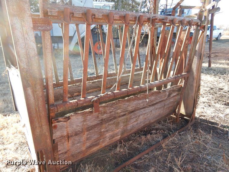 image for item MM9816 Livestock squeeze chute
