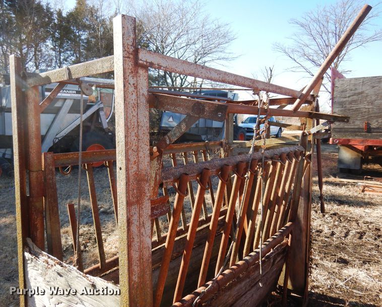 image for item MM9816 Livestock squeeze chute