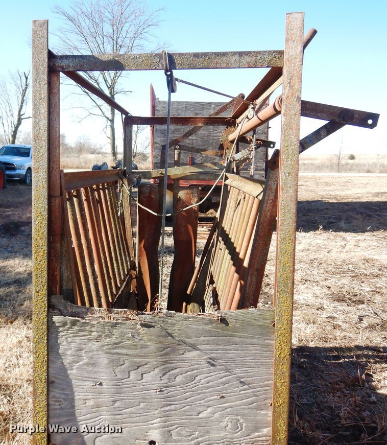 image for item MM9816 Livestock squeeze chute