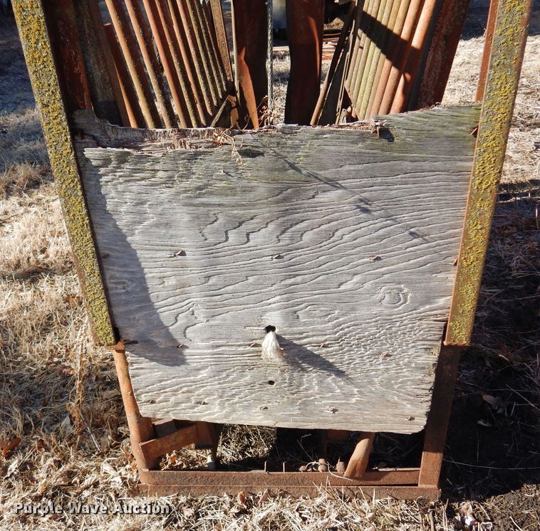 image for item MM9816 Livestock squeeze chute