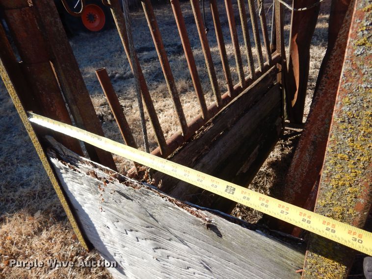image for item MM9816 Livestock squeeze chute