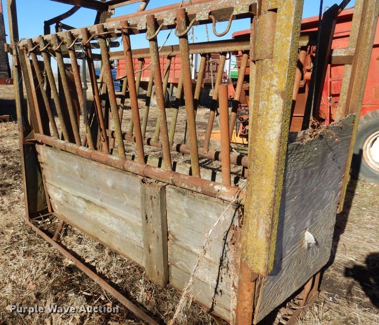 image for item MM9816 Livestock squeeze chute