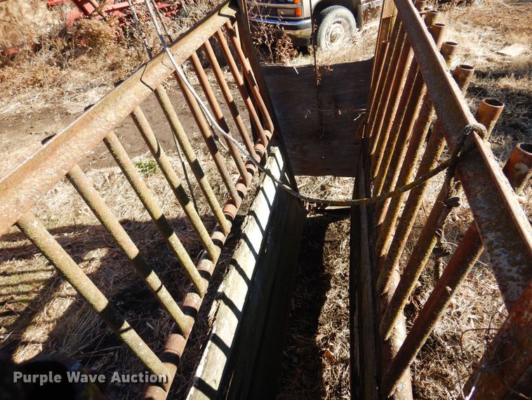 image for item MM9816 Livestock squeeze chute