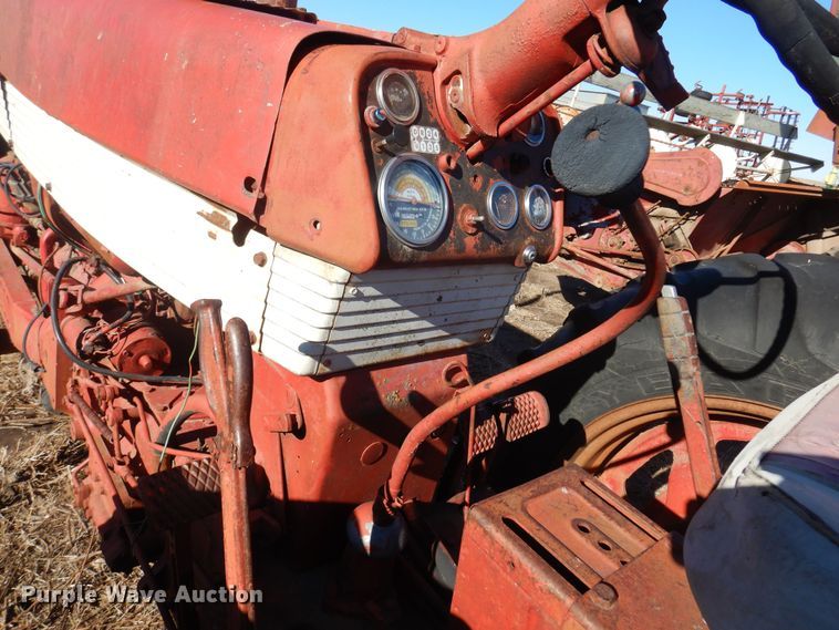 image for item MM9823 Farmall 460  tractor