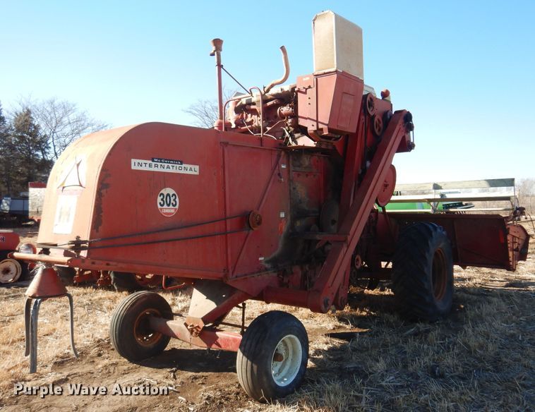 image for item MM9824 1964 International 303  combine