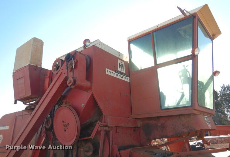 image for item MM9824 1964 International 303  combine